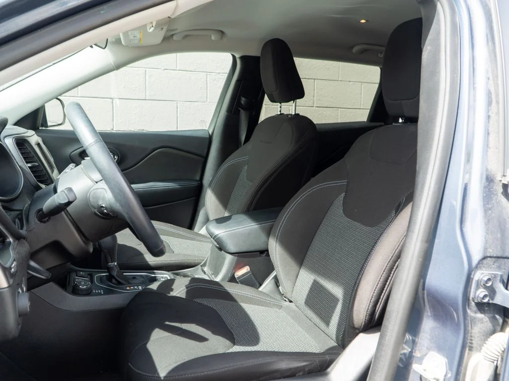 Used 2019 Blue Jeep Latitude image 5