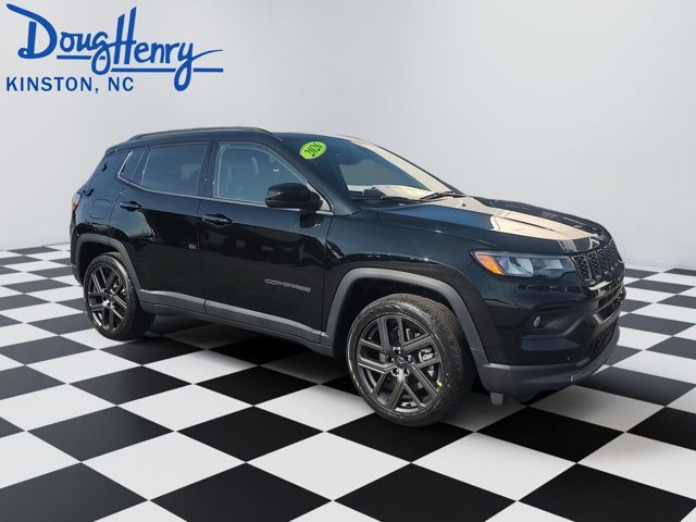 New 2026 Diamond Black Crystal Pearlcoat Jeep Latitude Altitude image 7