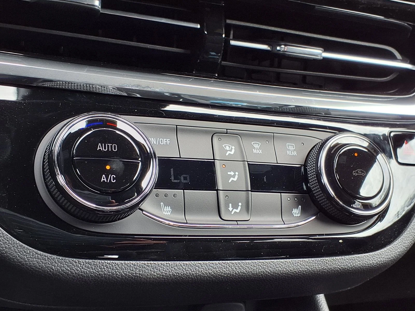 2026 Buick Envista Sport Touring - Photo 5