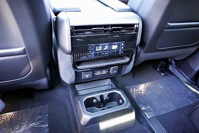 New 2026 Bright White Clear-Coat Exterior Paint Jeep Limited Altitude image 24