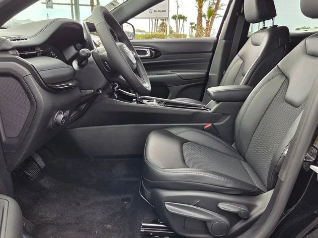 New 2026 Diamond Black Crystal Pearl-Coat Exterior Paint Jeep Latitude image 10