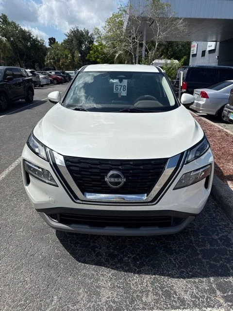 Used 2022 White Nissan SV image 4