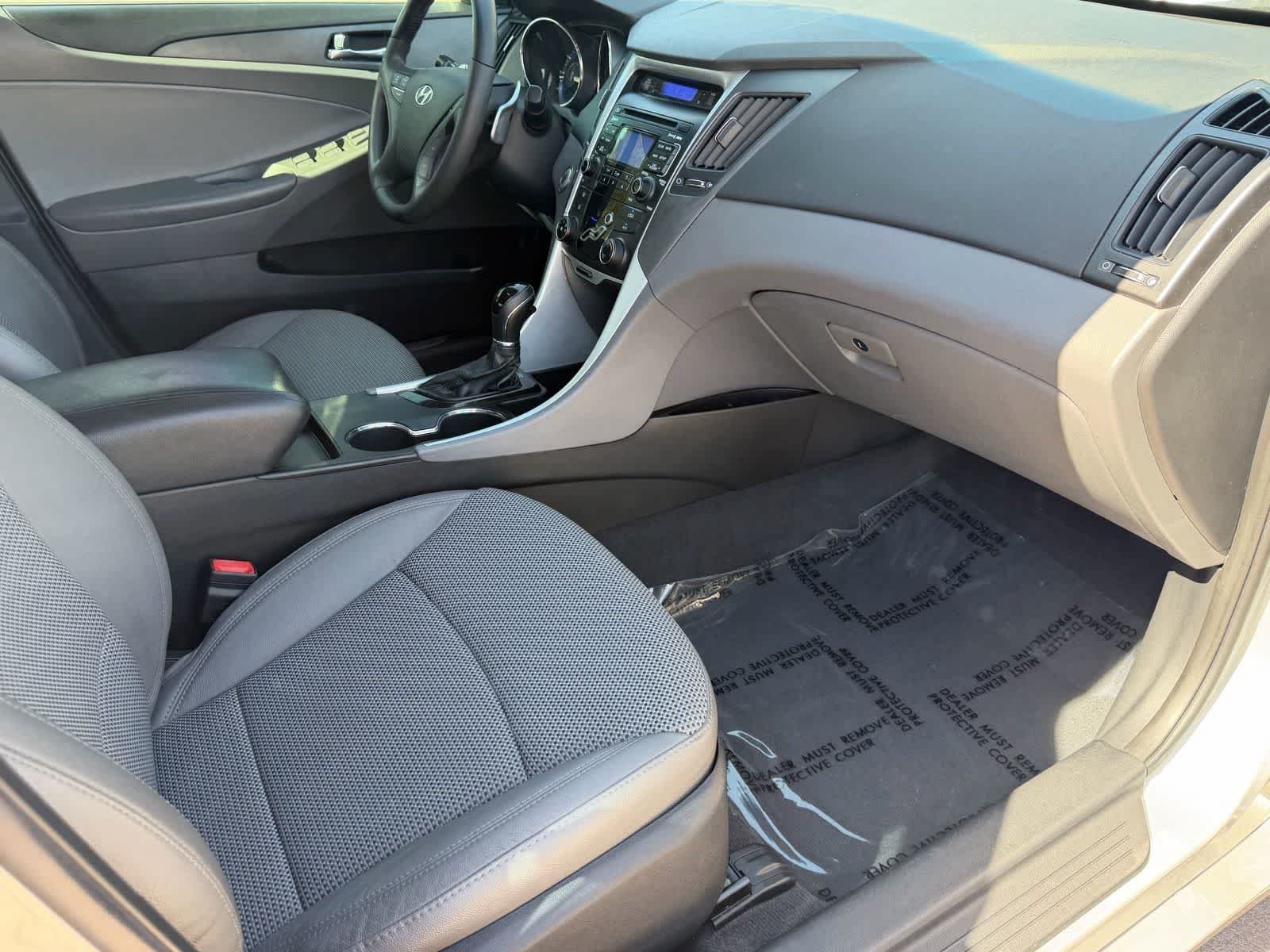 Used 2011 Radiant Silver Metallic Hyundai SE image 13