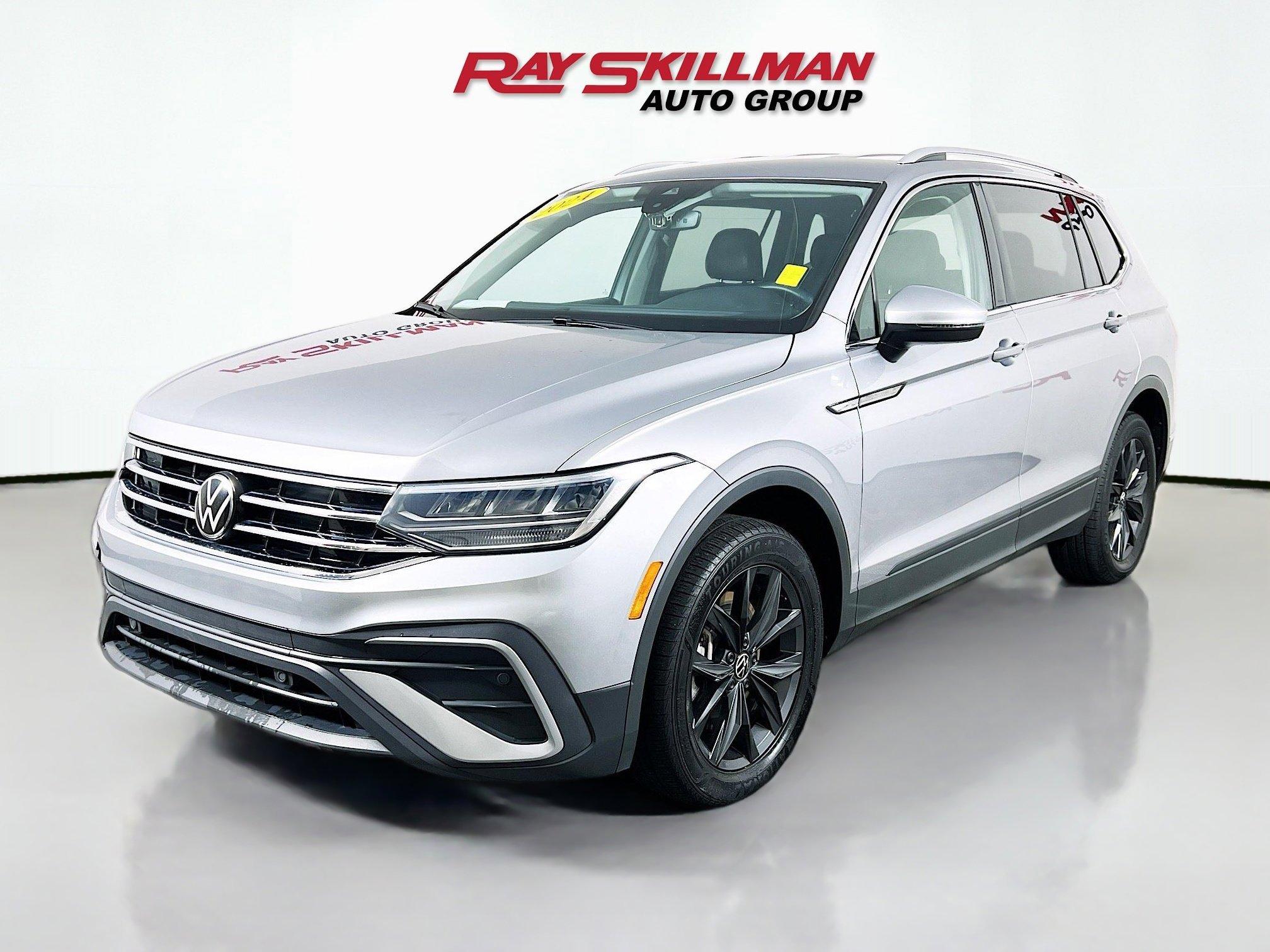 Used 2024 Silver Volkswagen SE image 3