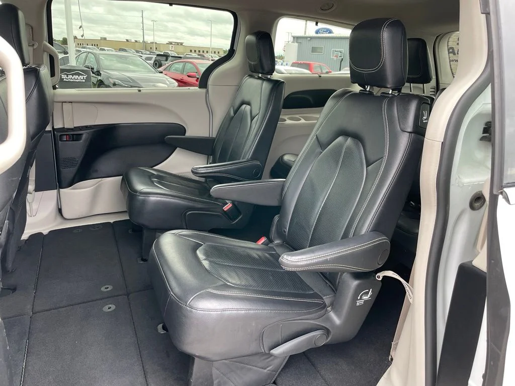 Used 2022 Bright White Clearcoat Chrysler Touring L image 8
