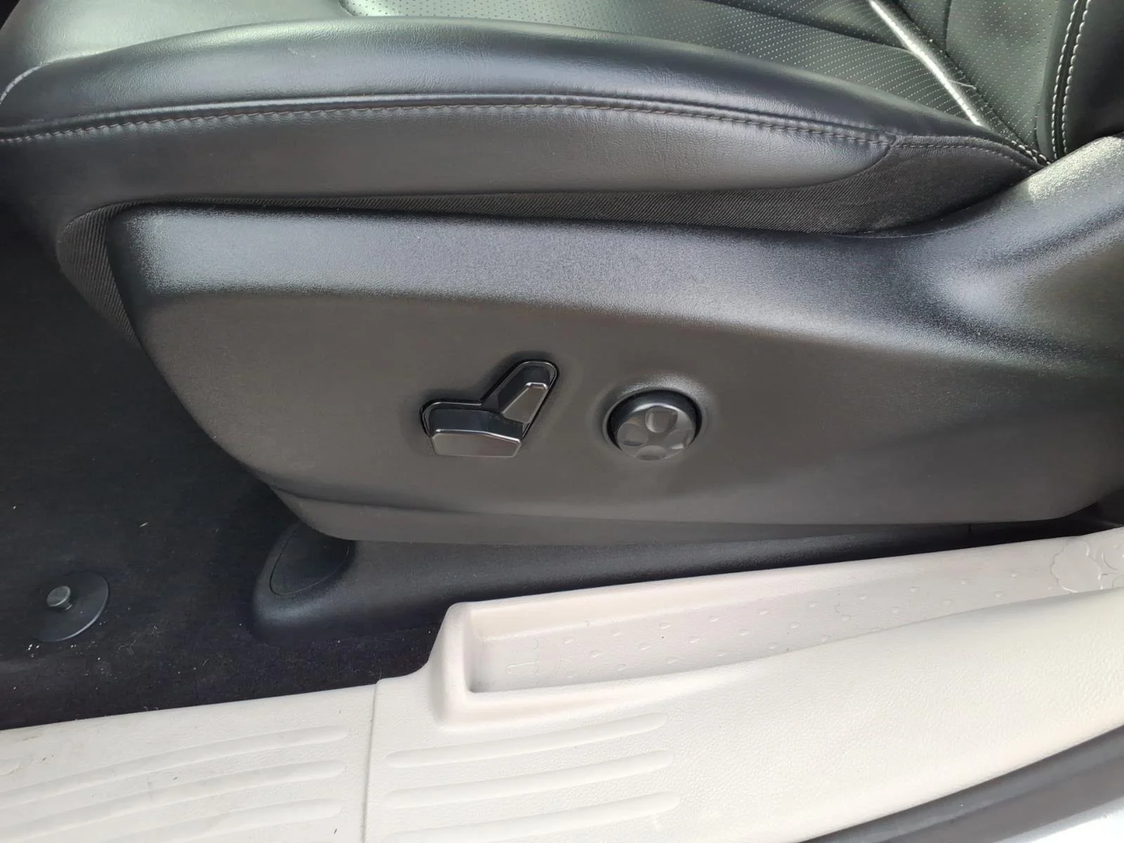 Used 2023 Silver Mist Clearcoat Chrysler Hybrid Touring L image 15