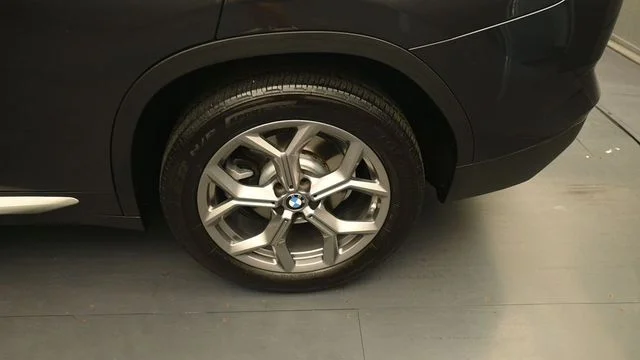 Used 2022 Dark Graphite BMW xDrive30i image 9