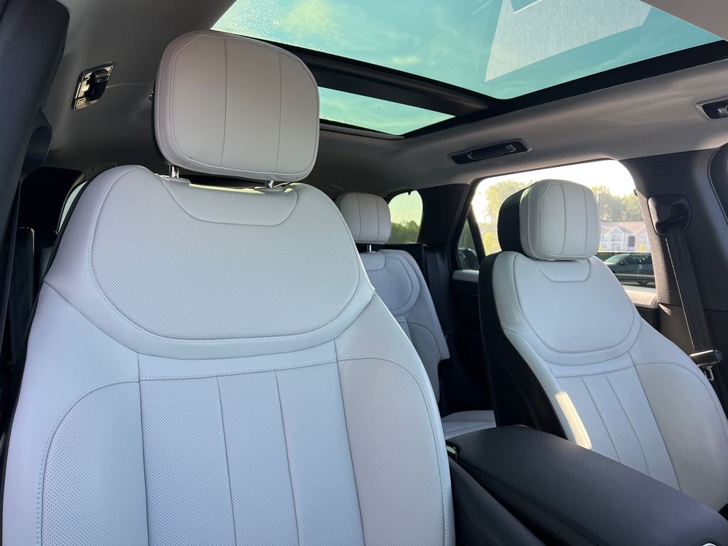 Used 2024 White Land Rover Dynamic SE image 26