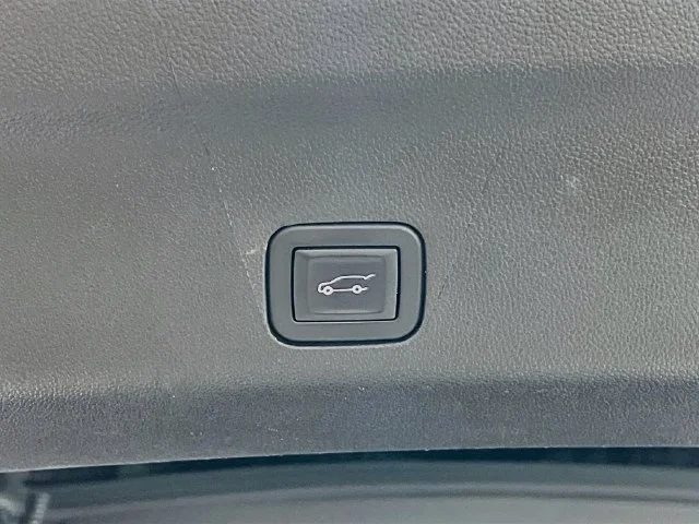 Used 2024 White GMC SLT image 27
