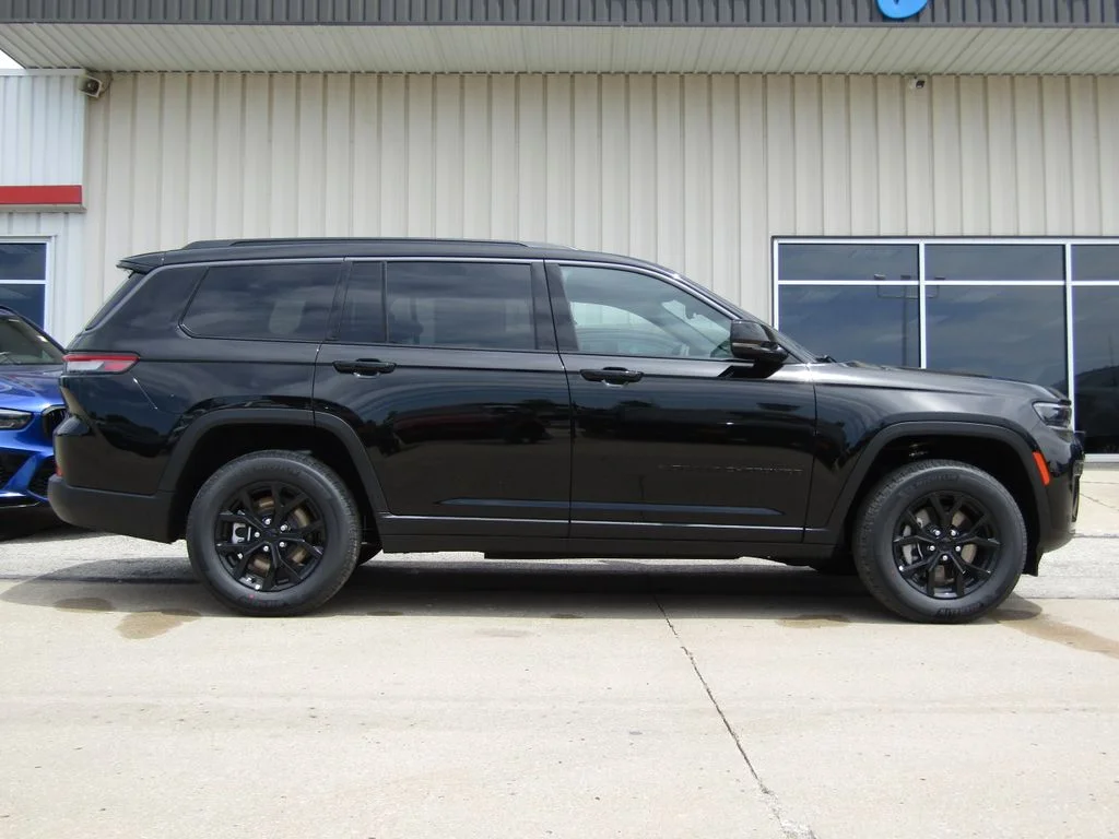 New 2026 Diamond Black Crystal Pearlcoat Jeep Altitude image 2