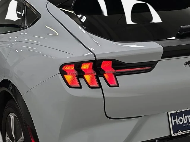 Used 2023 Space White Metallic Ford Premium image 31