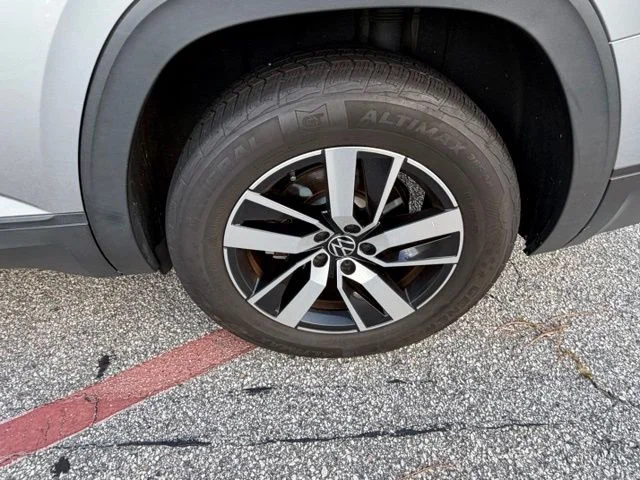 Used 2022 Pyrite Silver Metallic Volkswagen 2.0T SE image 5