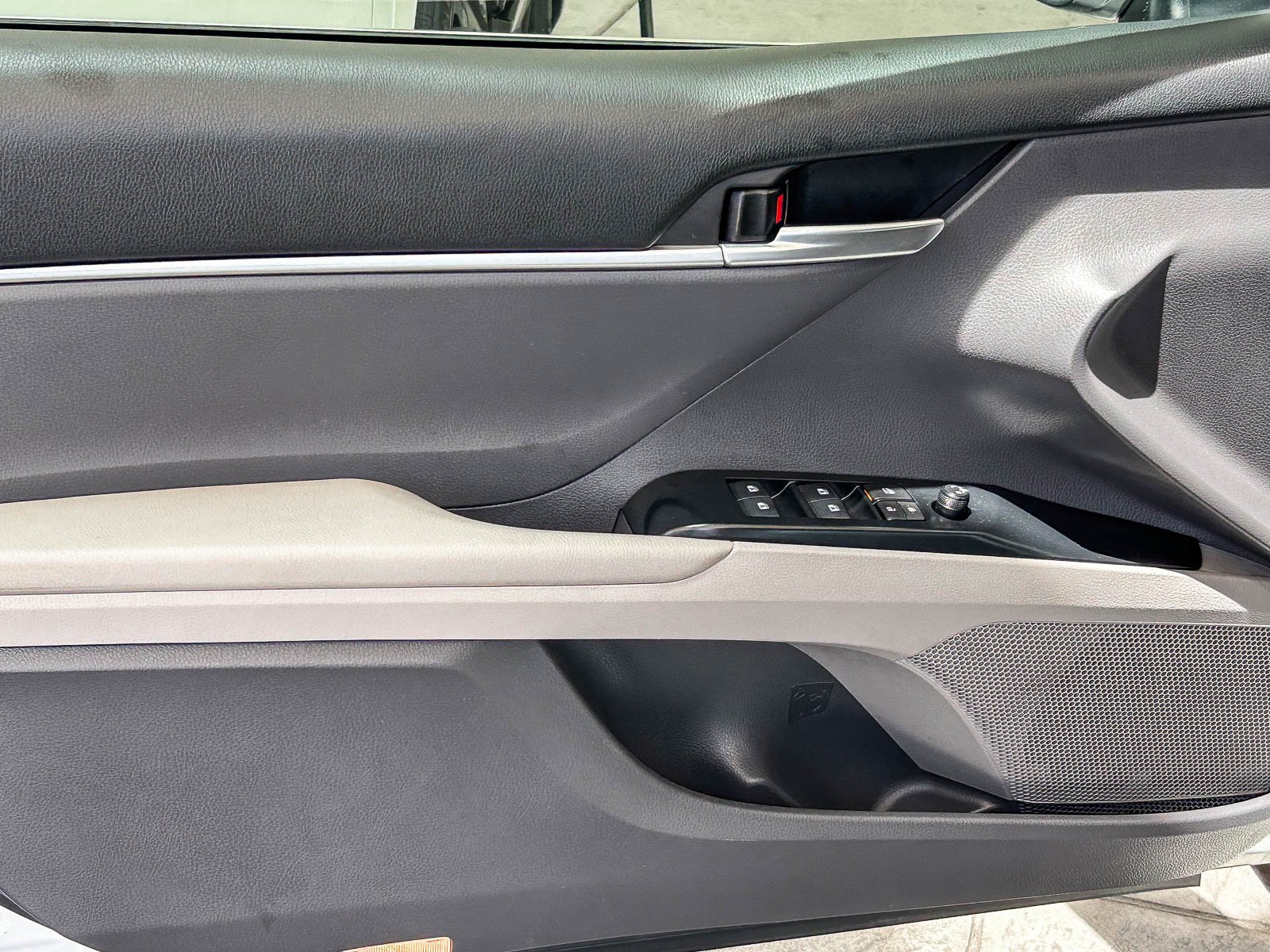 Used 2018 SUPER WHITE Toyota SE image 24