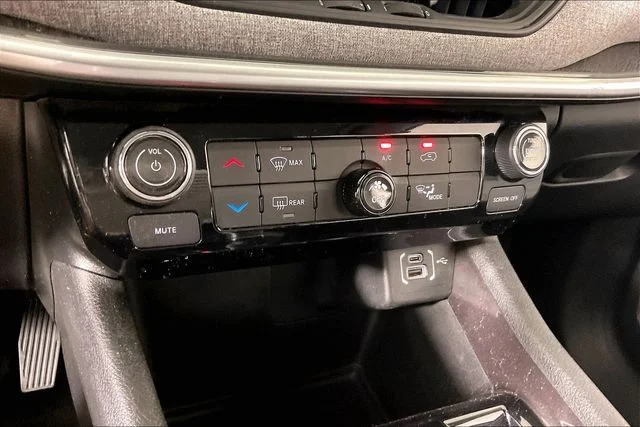 Used 2022 Red Jeep Latitude image 13
