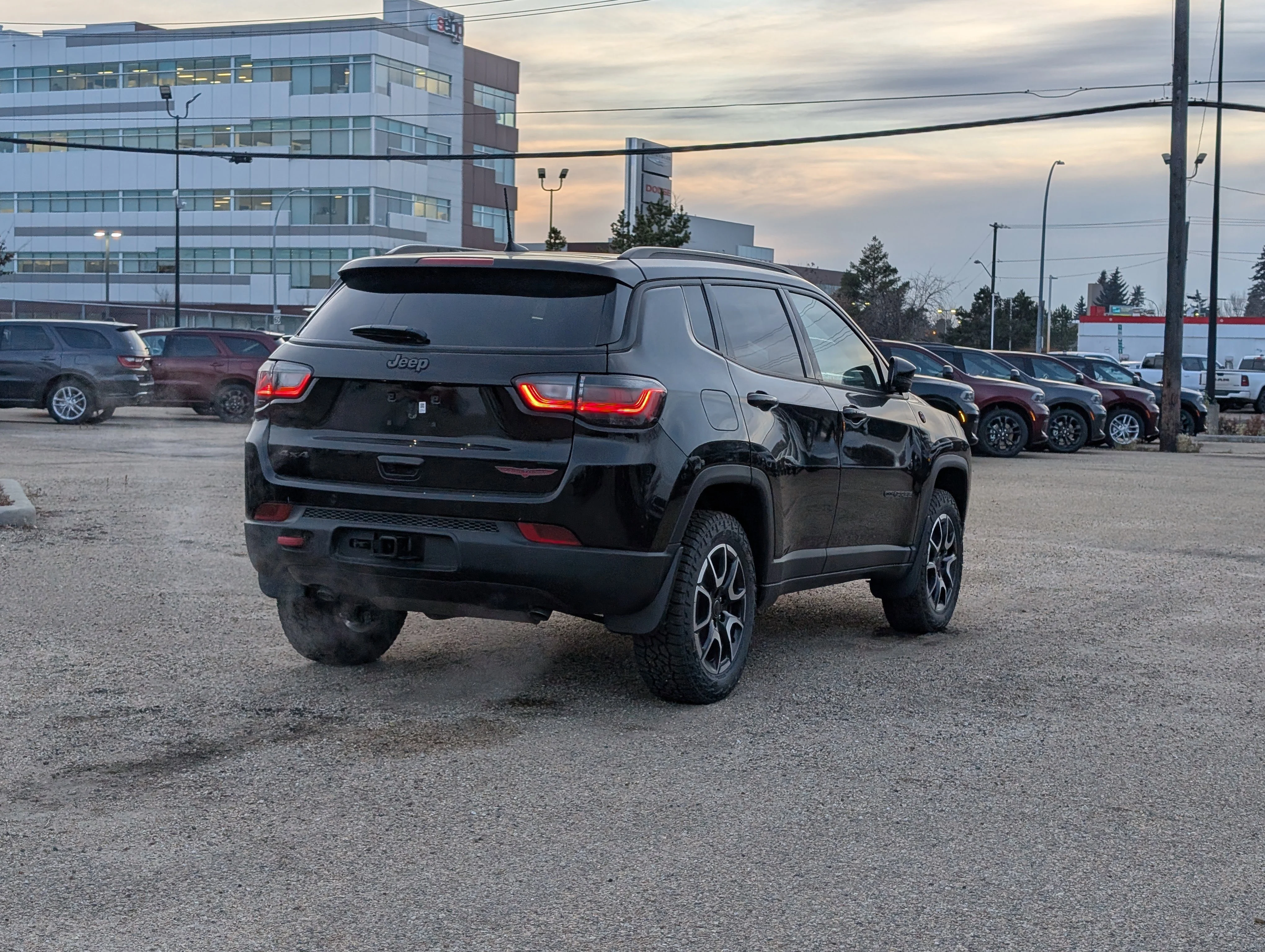New 2025 Diamond Black Crystal Pearl Jeep Trailhawk Elite image 7