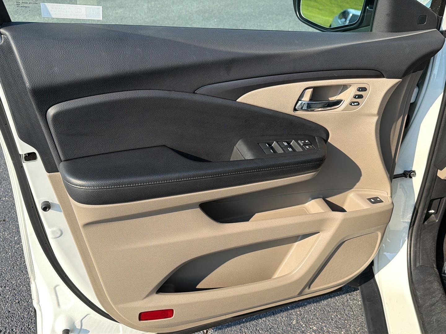 Used 2019 White Diamond Pearl Honda EX-L image 16