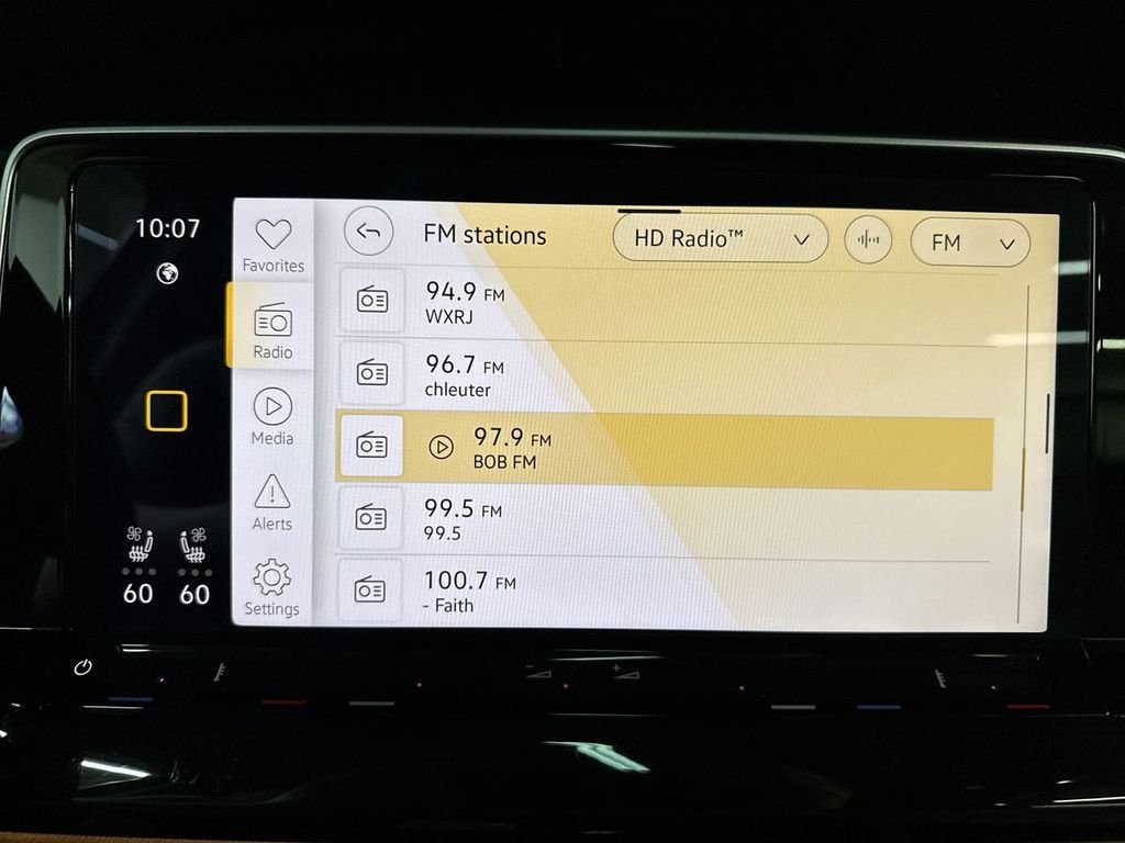 Used 2025  Volkswagen 2.0T SEL image 29