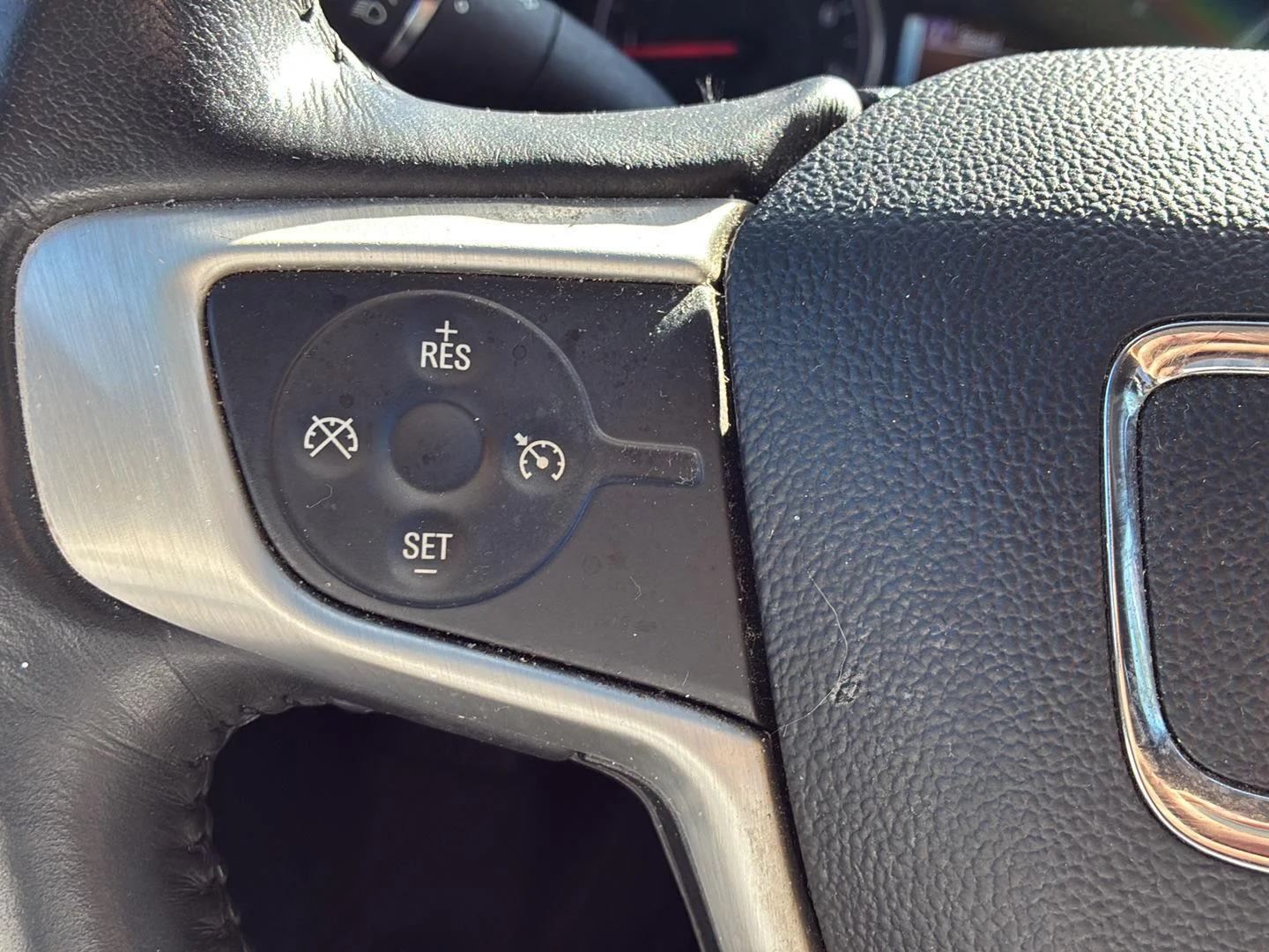 Used 2018 Black Cherry Metallic GMC SLE image 8