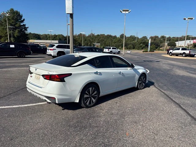 Certified Used 2021 White Nissan 2.5 SL image 3
