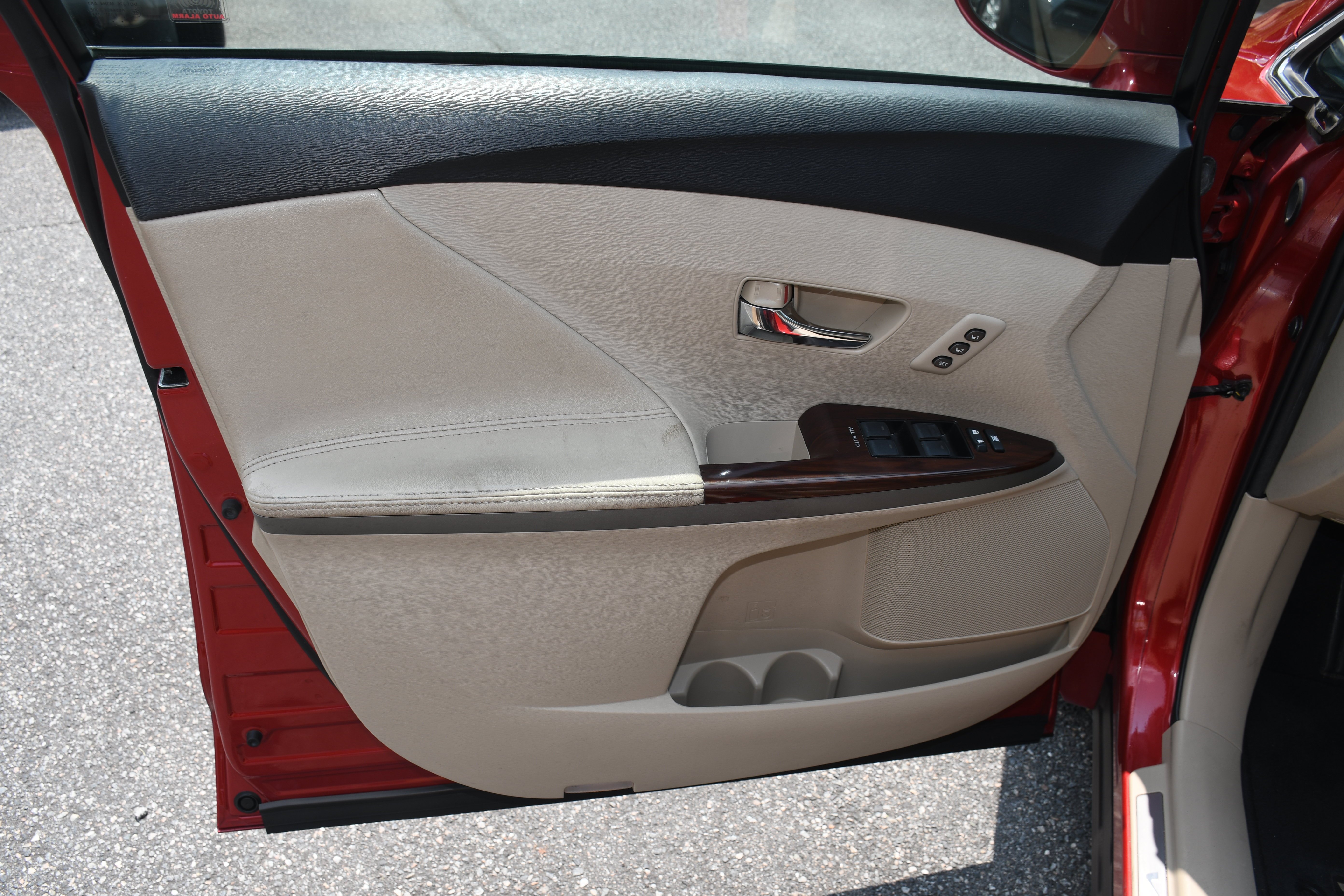 Used 2014 Red Toyota XLE image 9