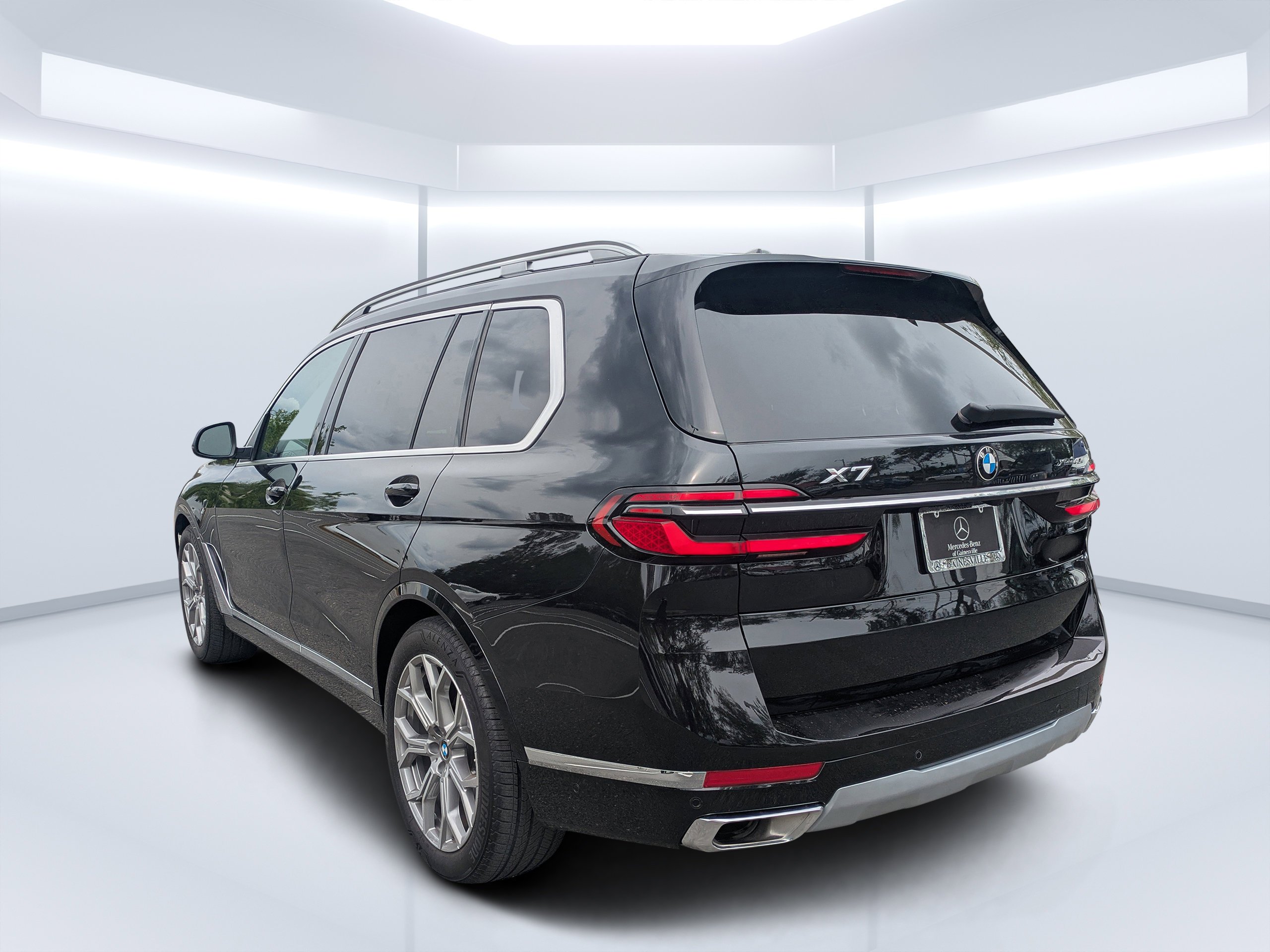 Used 2025 Black Sapphire Metallic BMW xDrive40i image 5