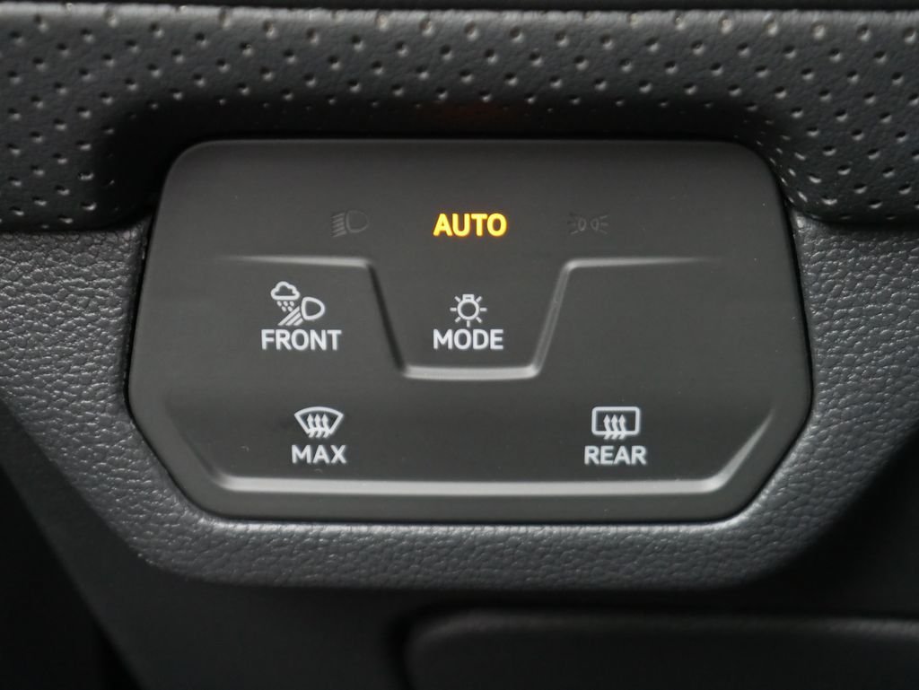 Used 2024 Black Volkswagen 2.0T SE w/Technology image 33