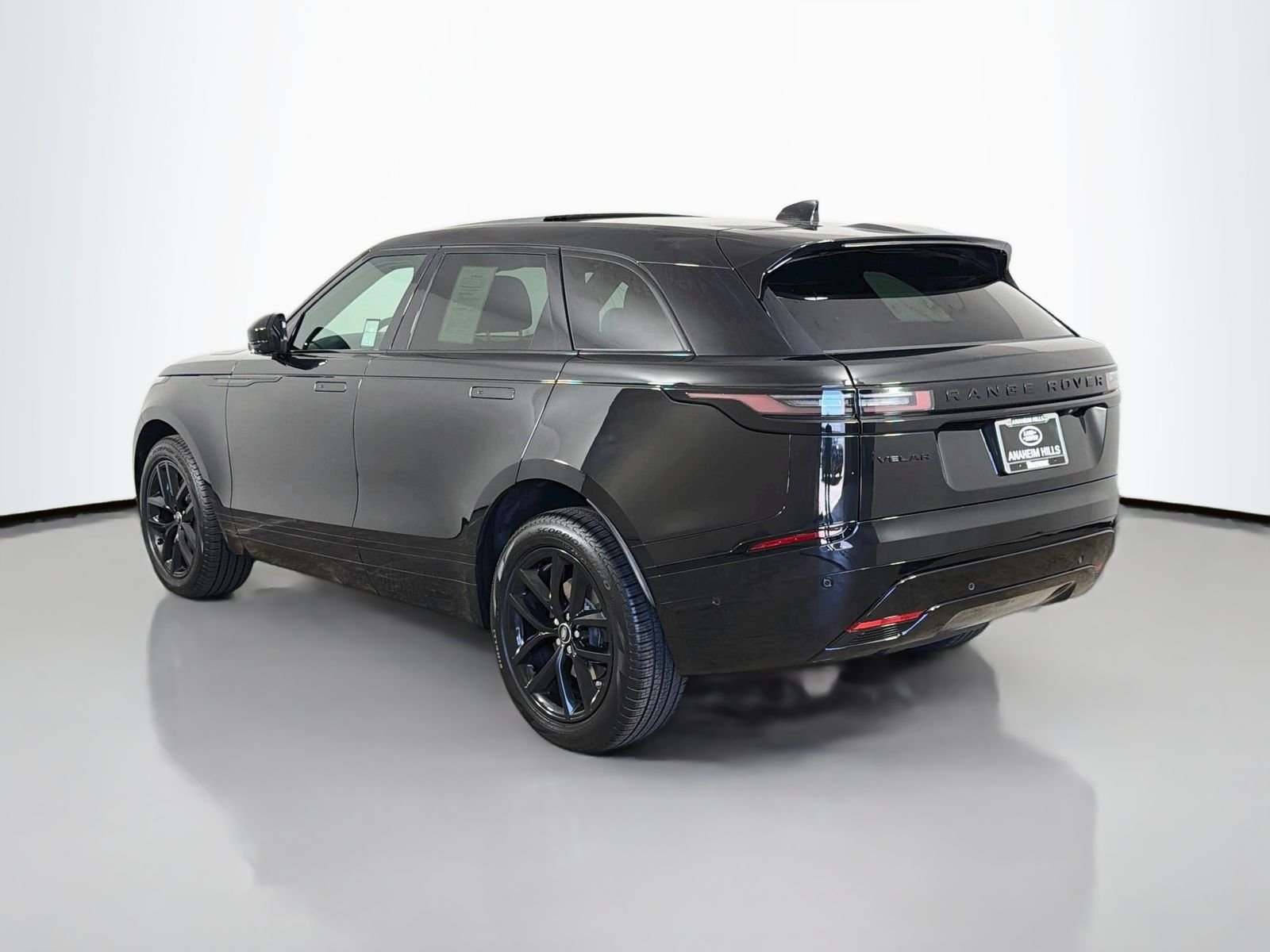 Used 2026 Santorini Black Metallic Land Rover Dynamic SE image 3