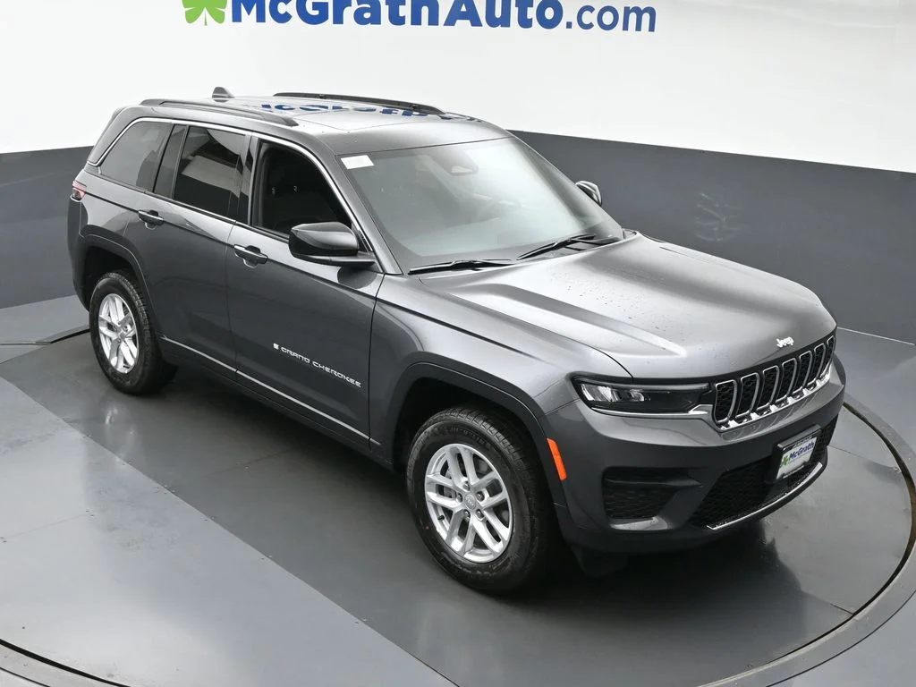 Used 2025 Gray Jeep Laredo X image 3