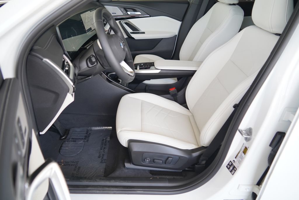 New 2026 Alpine White BMW xDrive28i image 10