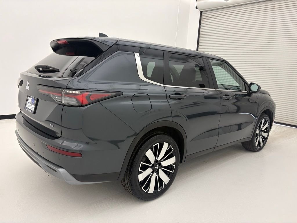 Used 2025 Gray Mitsubishi SE image 21