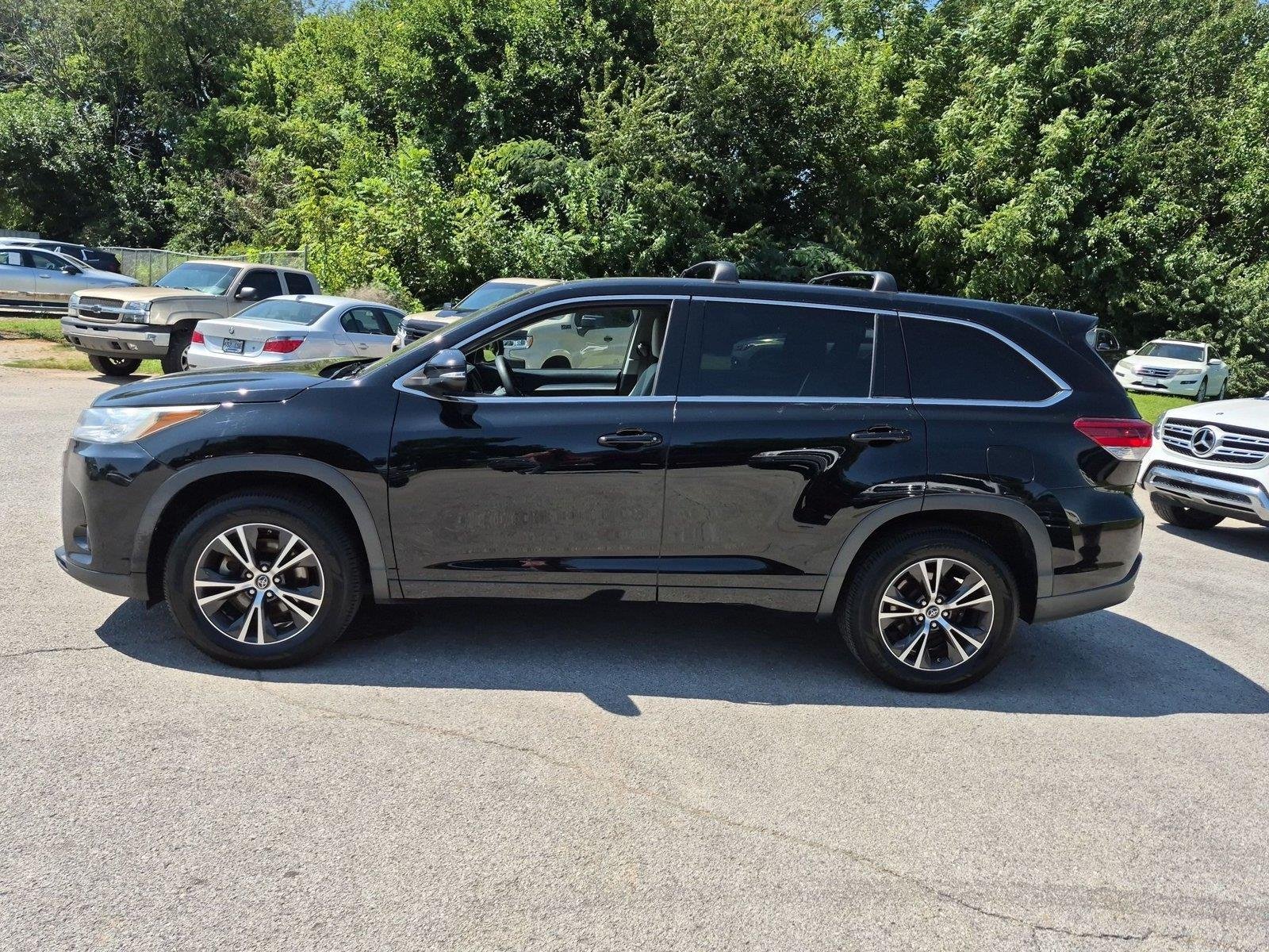 Used 2017 Toyota Highlander LE with VIN 5TDZARFHXHS030072 for sale in Bowling Green, KY