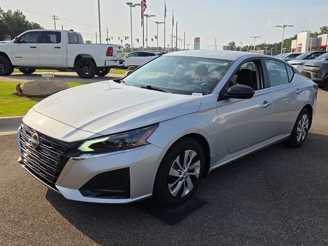 Used 2025 Silver Nissan 2.5 S image 3