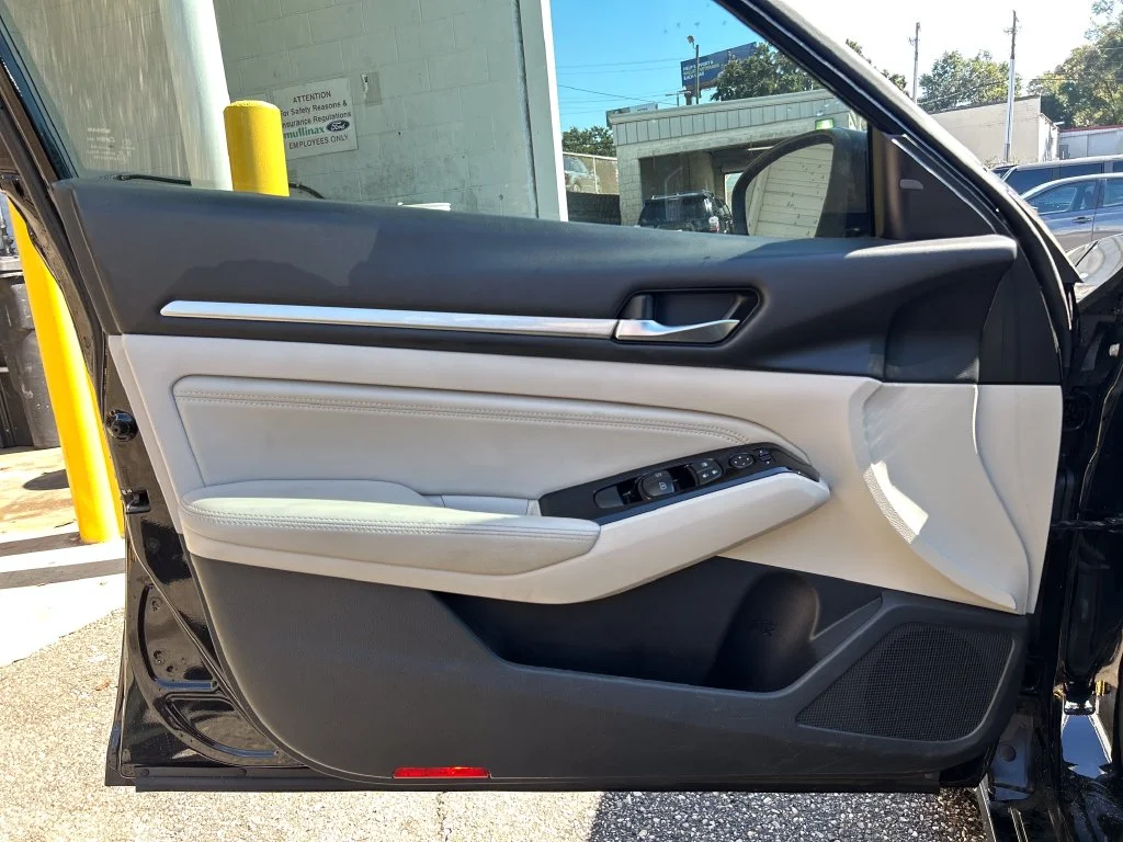 Used 2020 Black Nissan 2.5 SL image 7