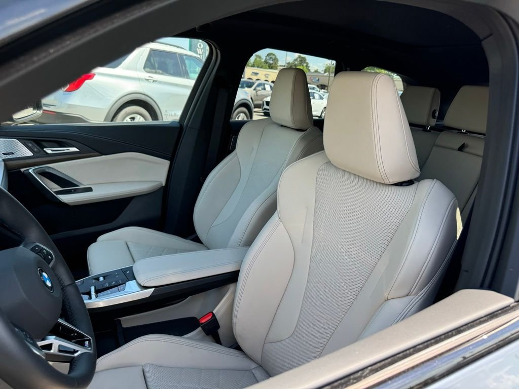 Used 2025  BMW xDrive28i image 8