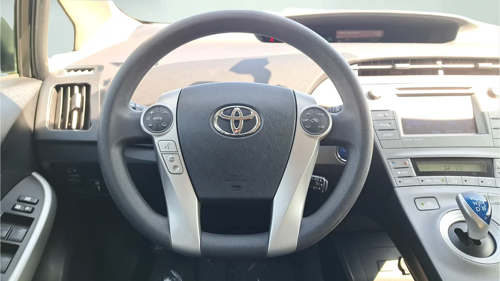 Used 2015 White Toyota Three image 18