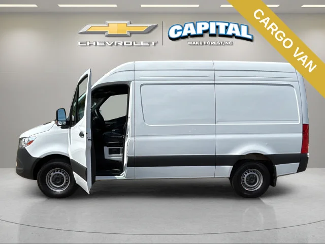 Used 2025  Mercedes-Benz Cargo 144 WB image 4