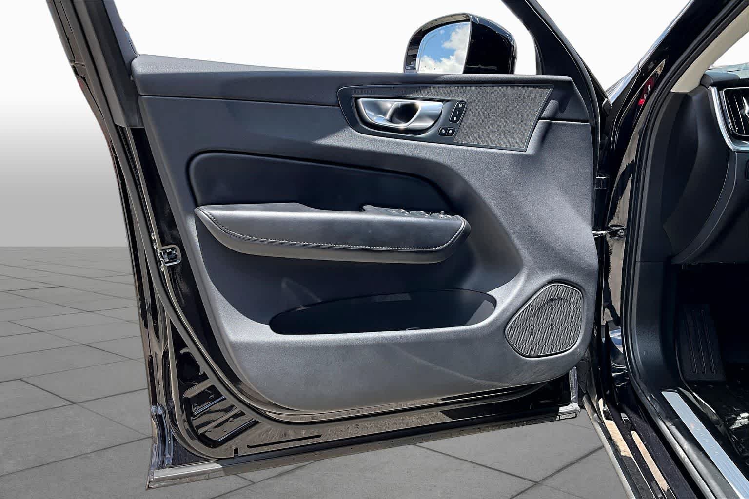 Used 2024 Onyx Black Metallic Volvo Core Dark Theme image 22