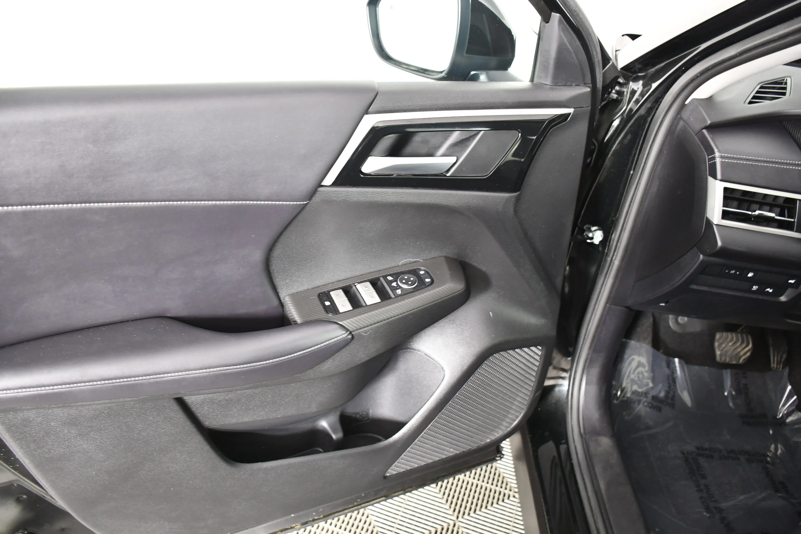 Certified Used 2025 Black Diamond Mitsubishi SE image 36