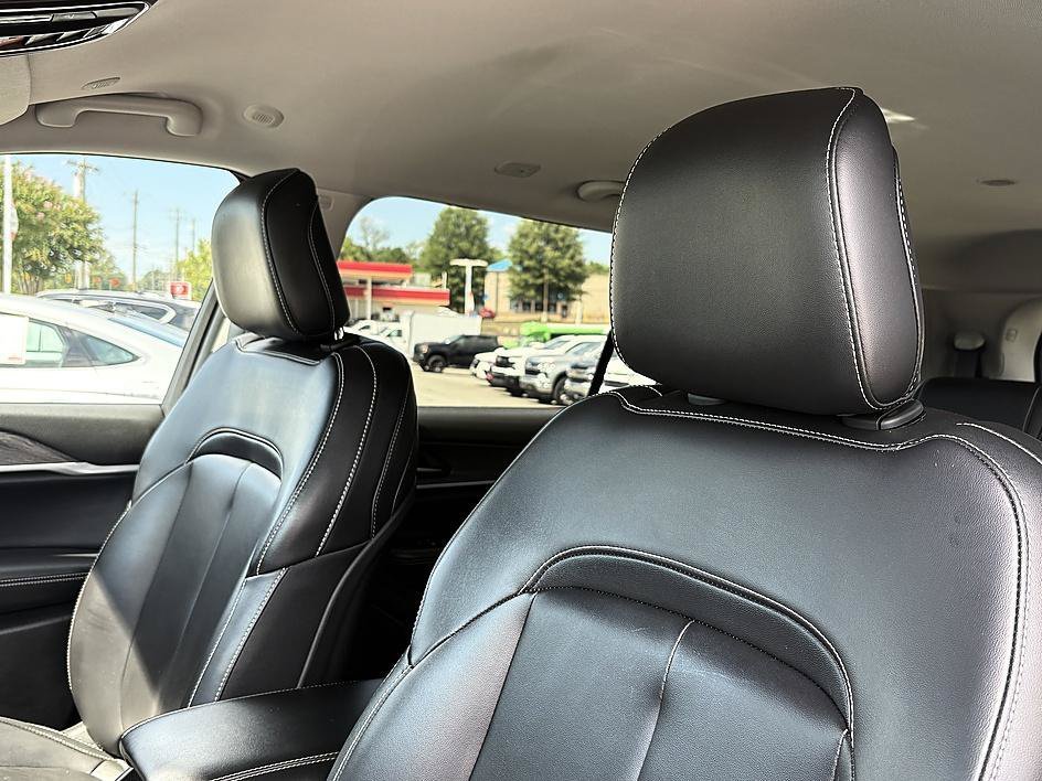 Used 2023 Diamond Black Crystal Pearlcoat Jeep Limited image 18