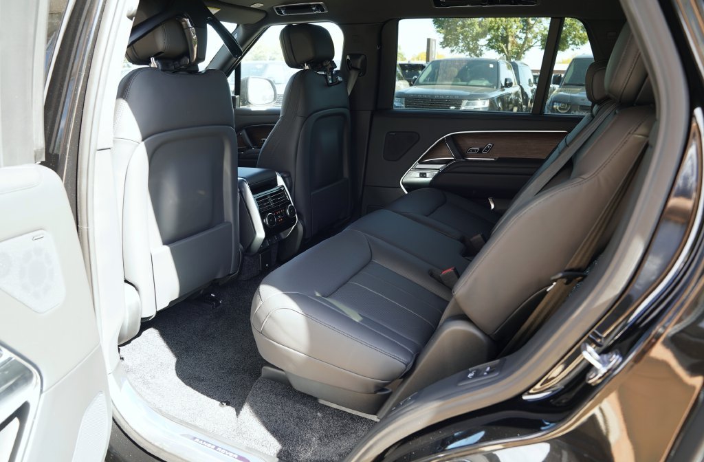New 2027 Santorini Black Land Rover SE image 33