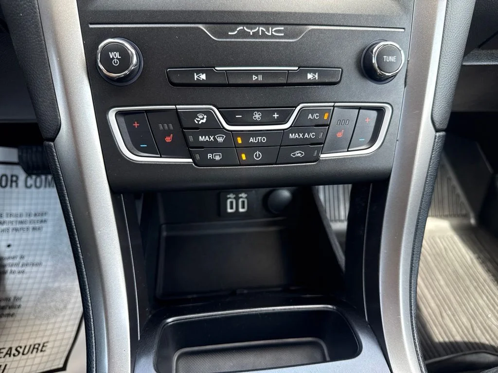 Used 2020 Blue Ford SE image 31