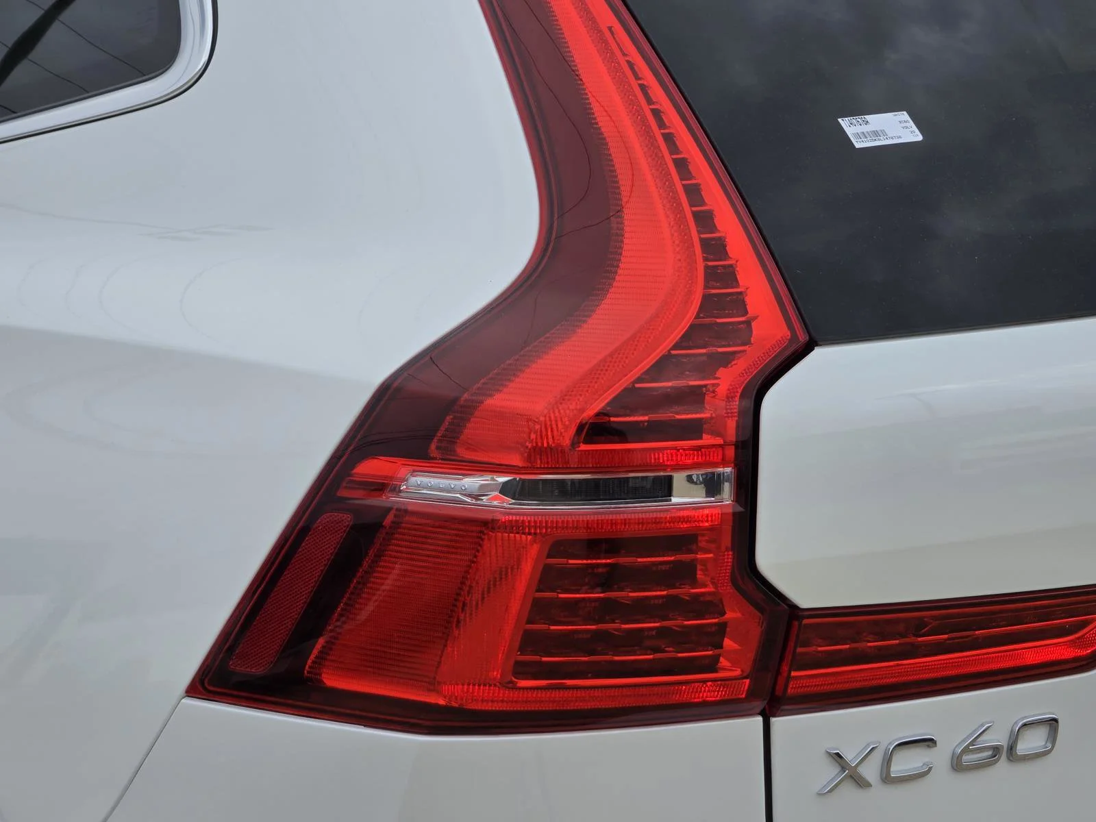 Used 2020 Crystal White Volvo Momentum image 9