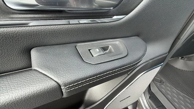 New 2026 Granite Crystal Metallic Clear-Coat Exterior Paint RAM Laramie image 15