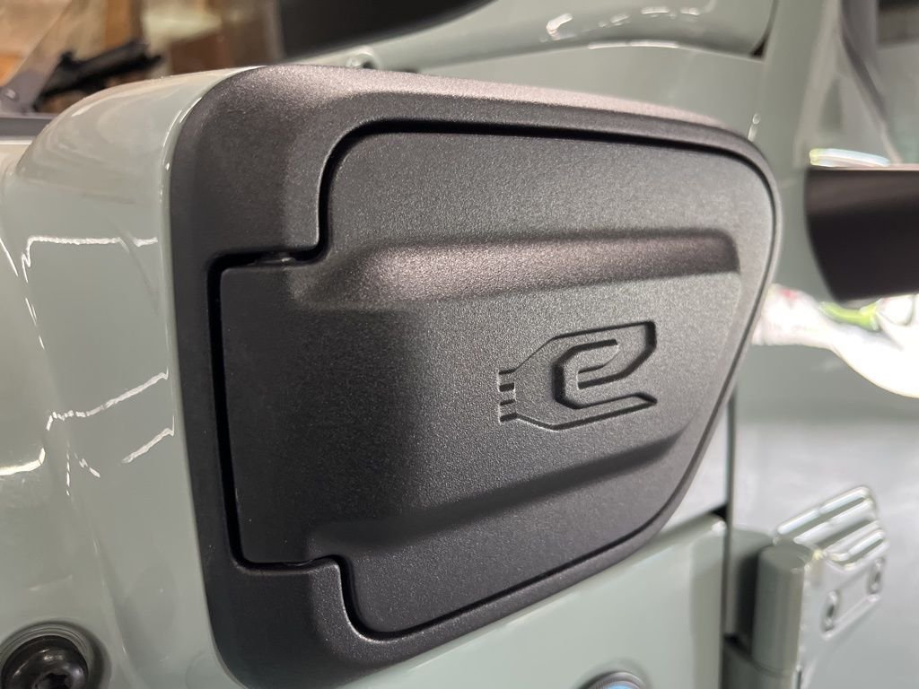 Used 2024 Earl Clearcoat Jeep Rubicon 4xe image 12