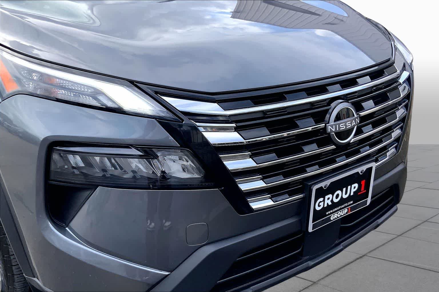 Used 2025 Gun Metallic Nissan SV image 29