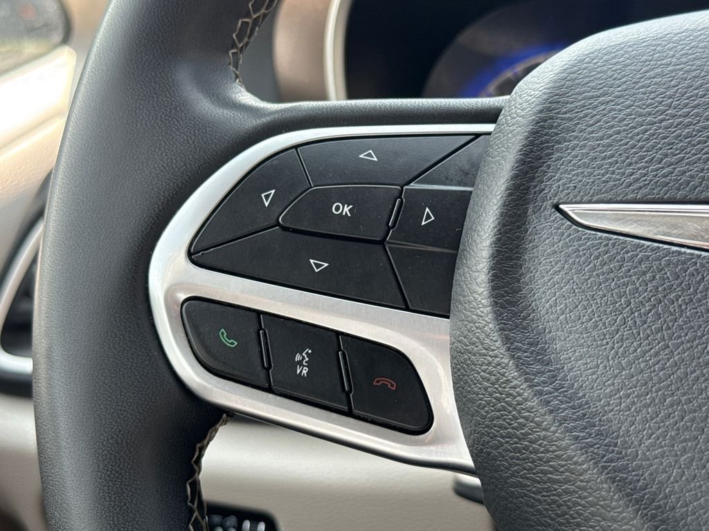 Used 2022 White Chrysler LX image 28