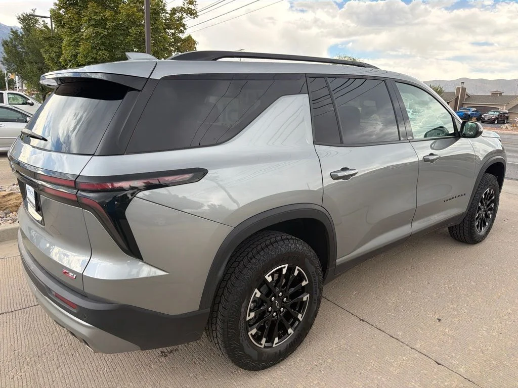 Used 2025 Gray Chevrolet Z71 image 3