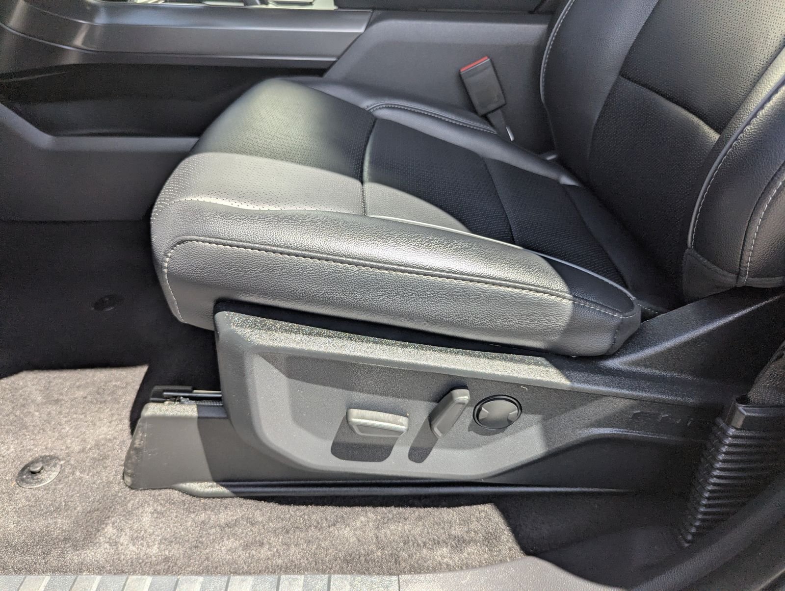 Certified Used 2025 Blue Metallic Ford Lariat image 25