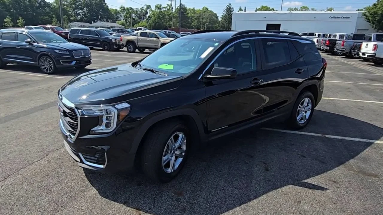 Certified Used 2022 Ebony Twilight Metallic GMC SLE image 4