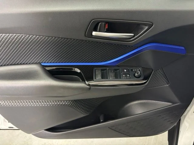 Used 2022 Pearl Toyota XLE image 9